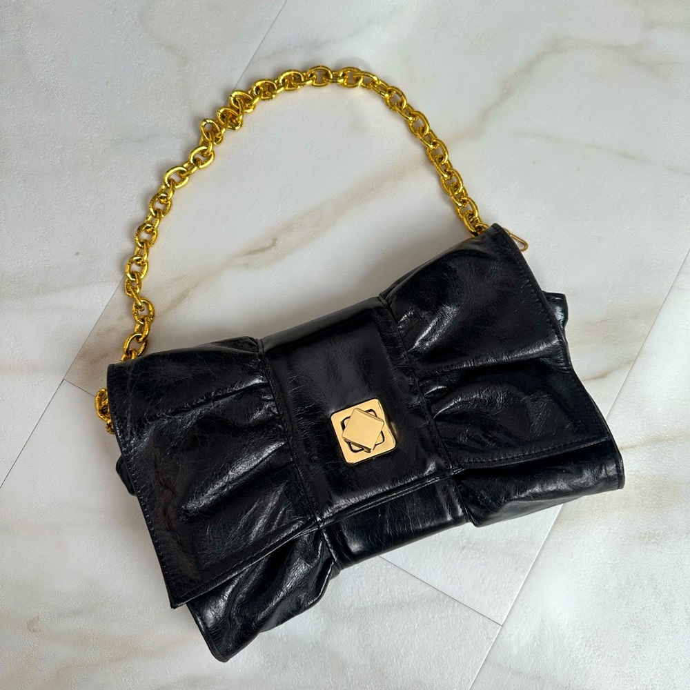 NWOT✨ Adorable bow shaped purse in black with detachable chain strap